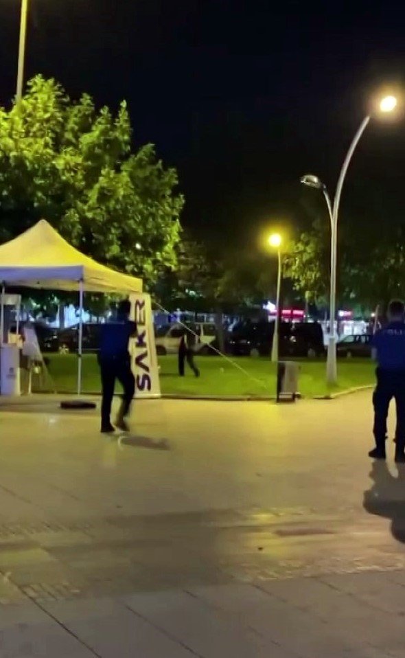 Şehrin göbeğinde eline bıçağı aldı, ortalığı birbirine kattı