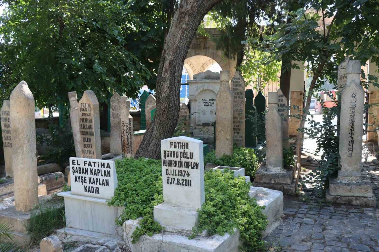 Şanlıurfa’da mezarlıklarda bayram temizliği