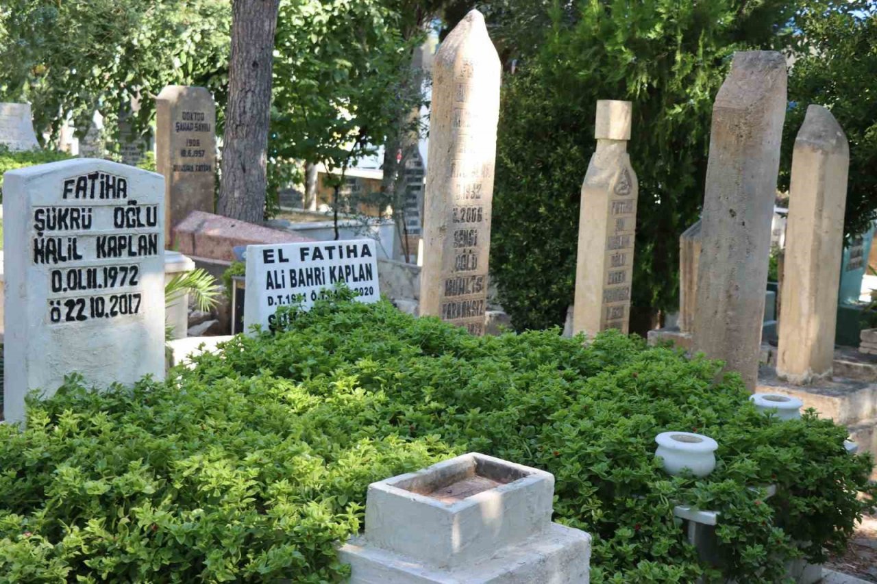 Şanlıurfa’da mezarlıklarda bayram temizliği