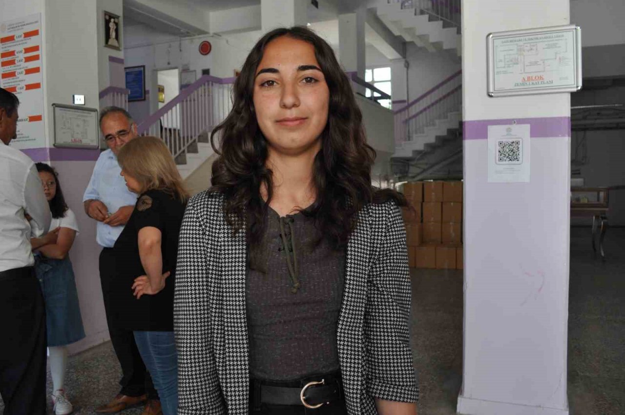 Tüm zorlukları rağmen okul birincisi oldular