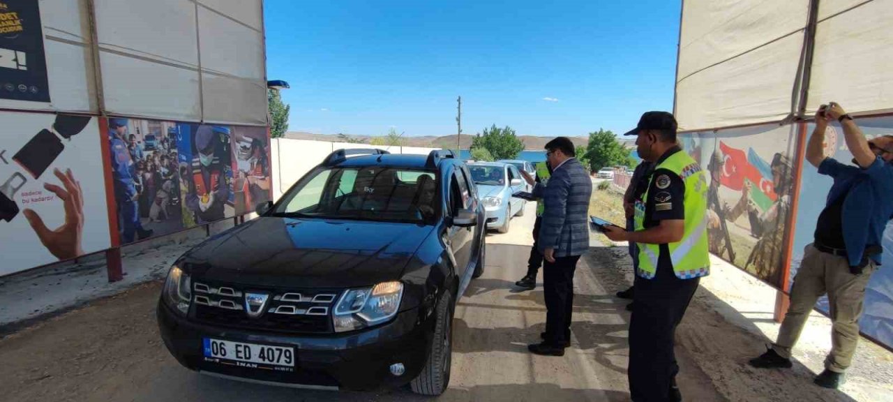 Tunceli’de çikolatalı ve oyuncaklı yol kontrolü