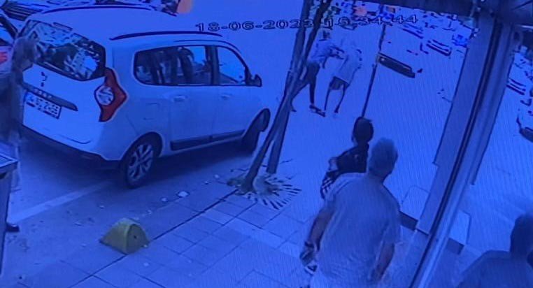 Ünlü oyuncu Özgür Özberk’e maganda şiddeti kamerada