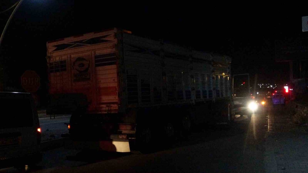 Kendisini araca kilitleyen tır sürücüsü polise zor anlar yaşattı