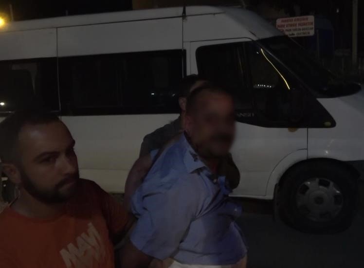 Kendisini araca kilitleyen tır sürücüsü polise zor anlar yaşattı