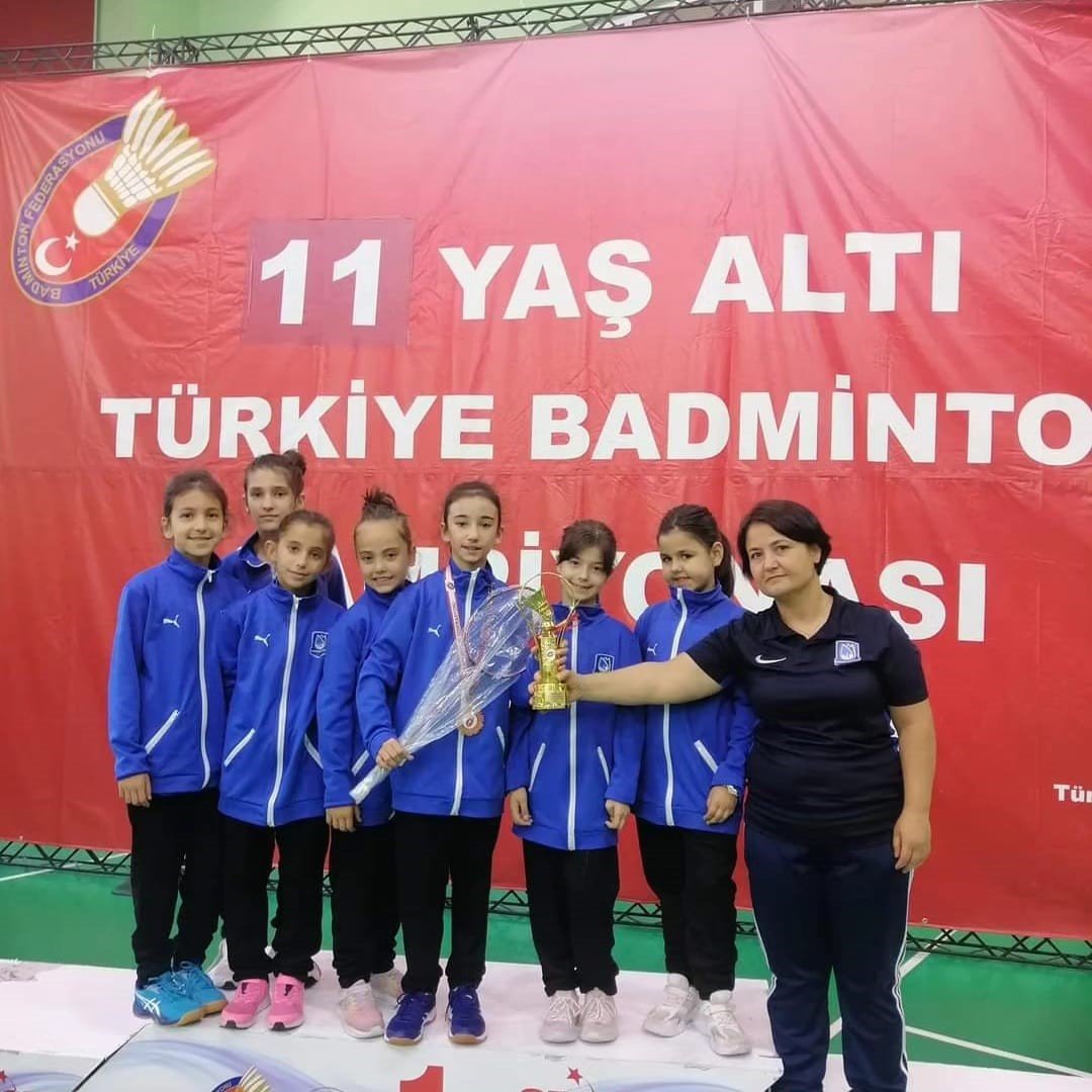 Yunusemreli Zeren badmintonda Türkiye üçüncüsü oldu