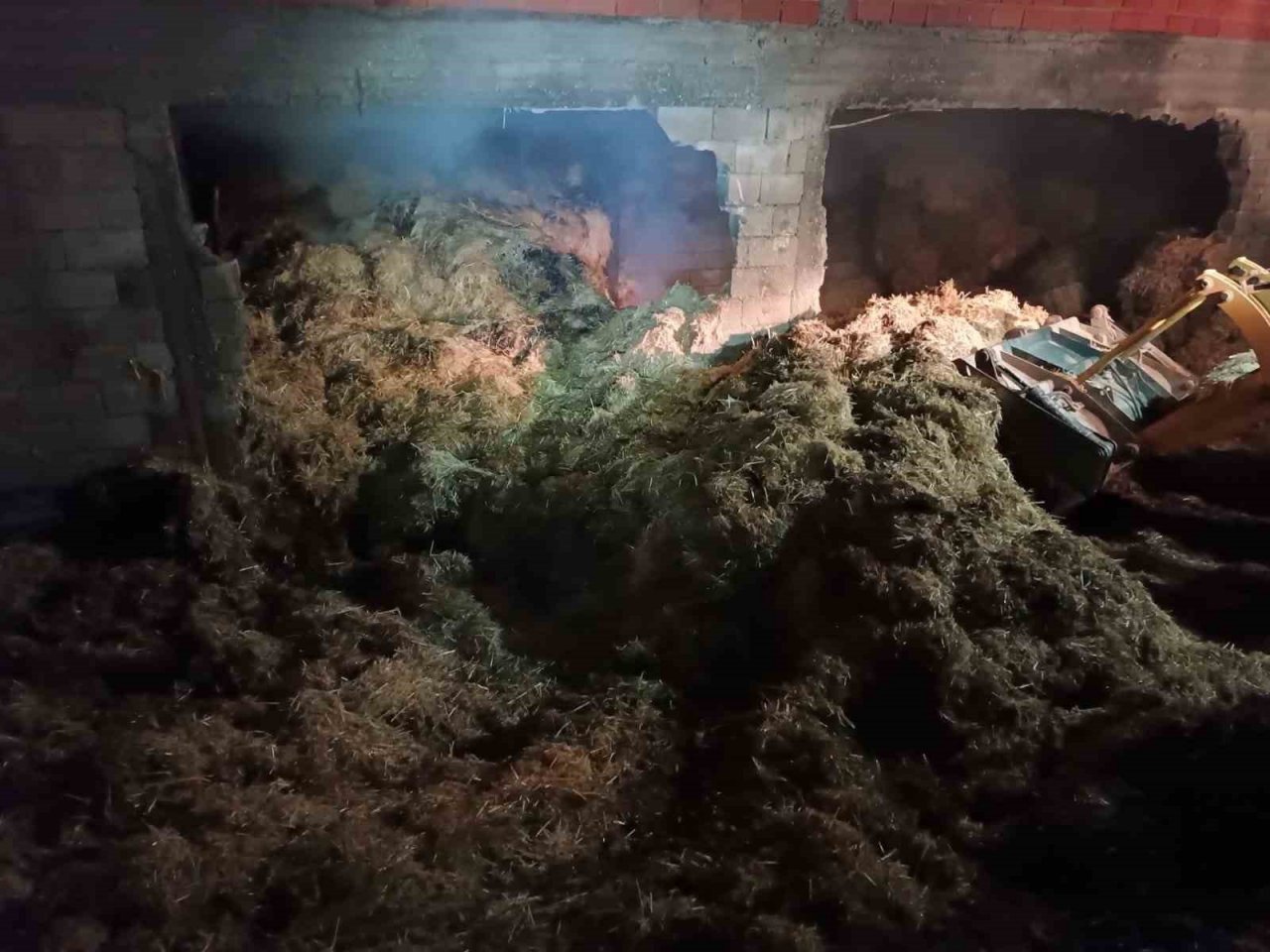 400 saman balyası küle döndü