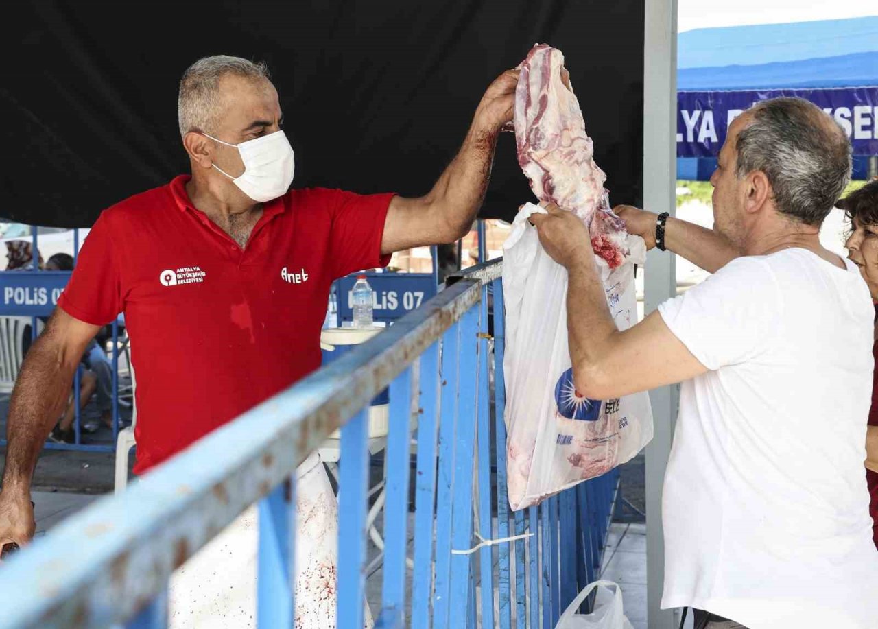 Büyükşehir 3 farklı noktada ücretsiz kurban kesim hizmeti verdi