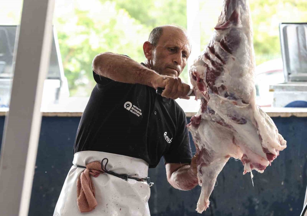 Büyükşehir 3 farklı noktada ücretsiz kurban kesim hizmeti verdi