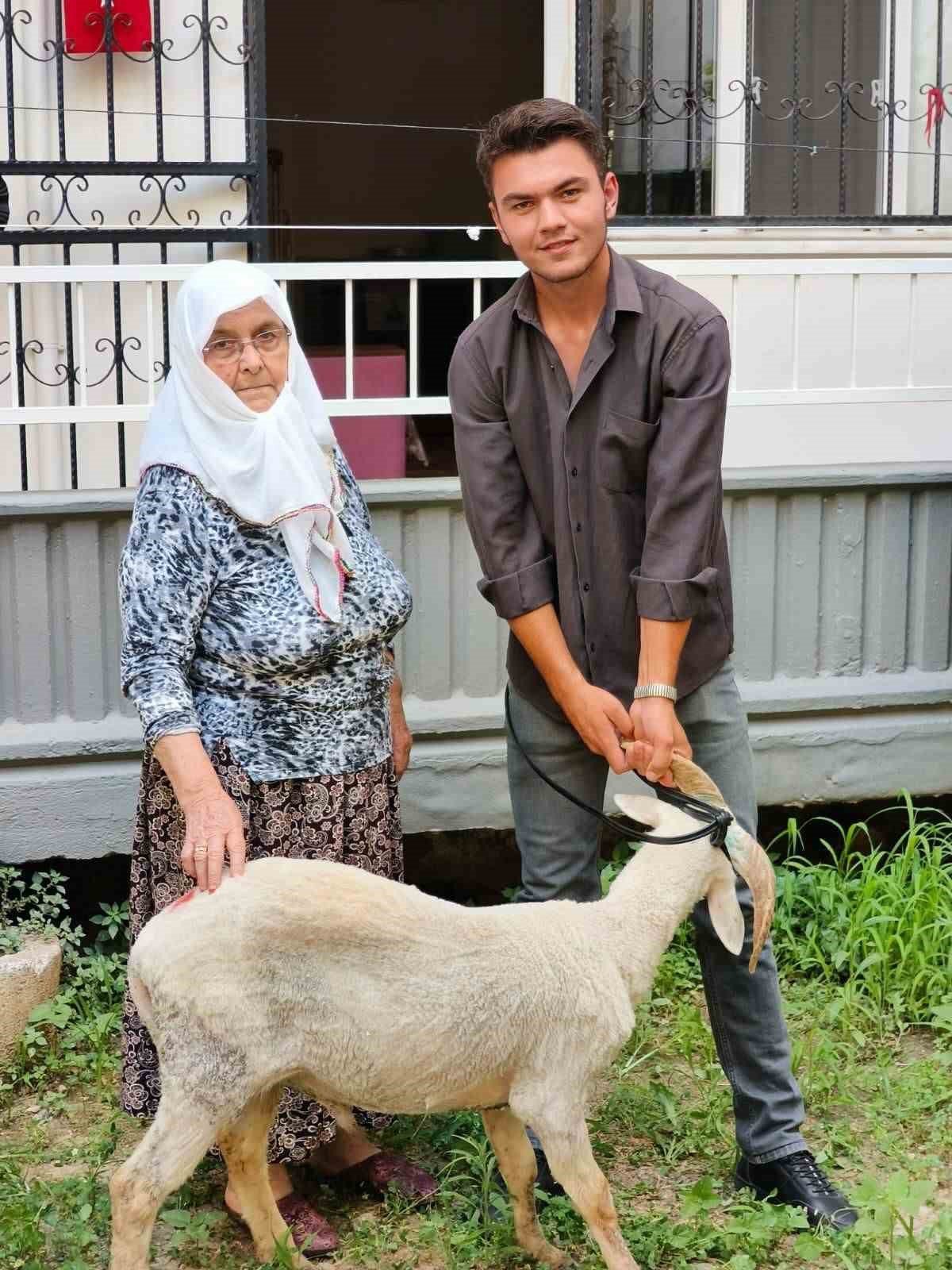 Aydın Ülkü Ocakları şehit ailelerini unutmadı