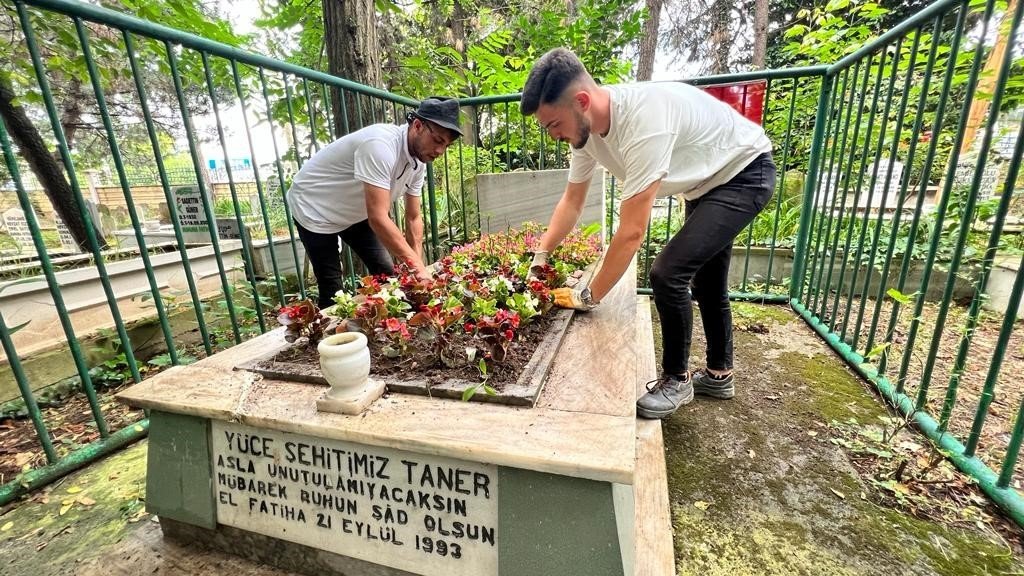 Kabir ziyareti yapan vatandaşlara 25 bin çiçek dağıtıldı
