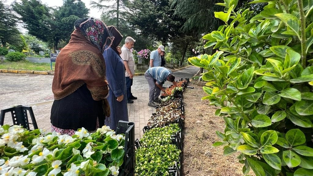 Kabir ziyareti yapan vatandaşlara 25 bin çiçek dağıtıldı