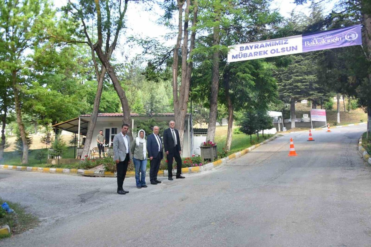 Başkan Bakkalcıoğlu mezarlık ziyaretine gelen vatandaşların bayramını kutladı
