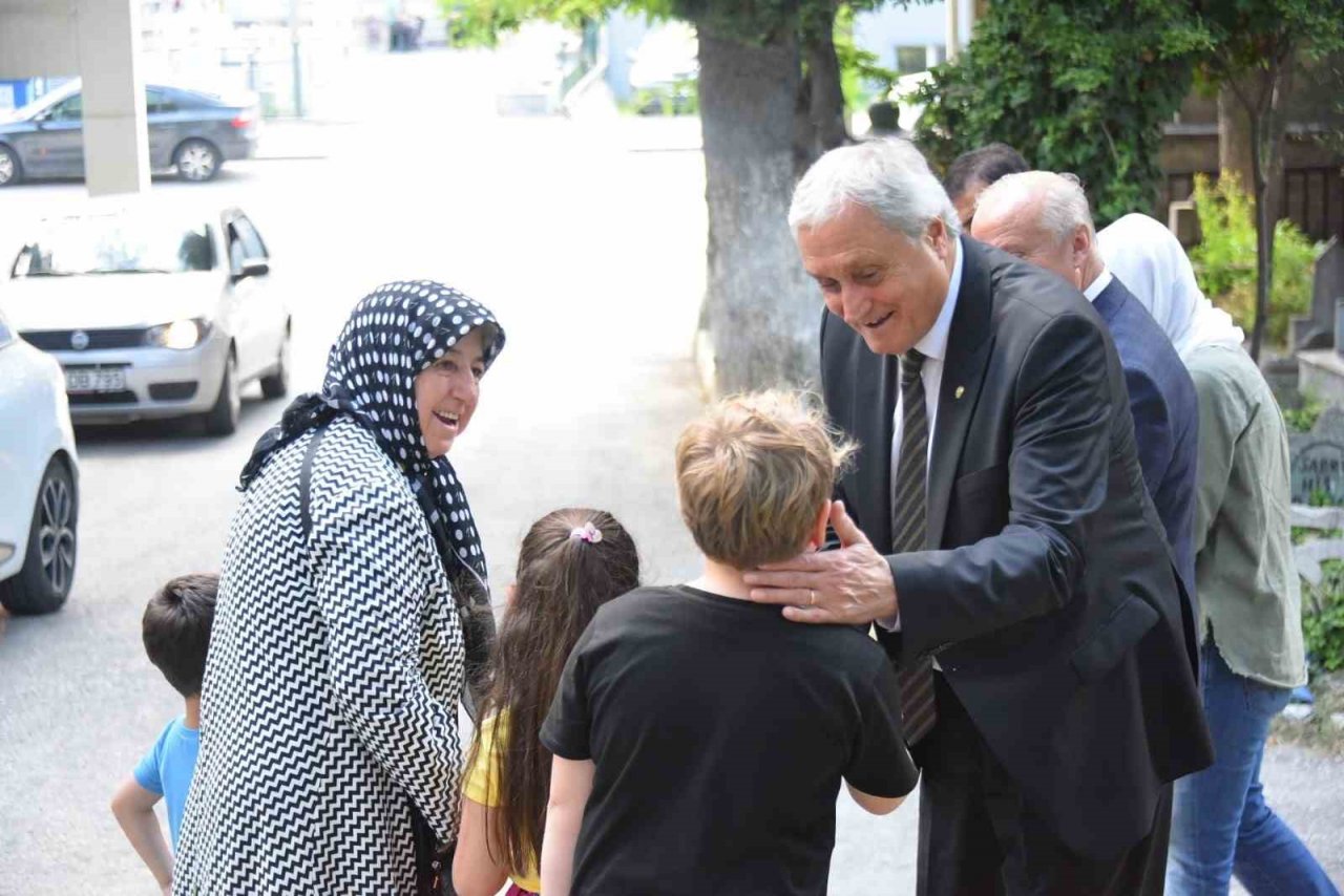 Başkan Bakkalcıoğlu mezarlık ziyaretine gelen vatandaşların bayramını kutladı