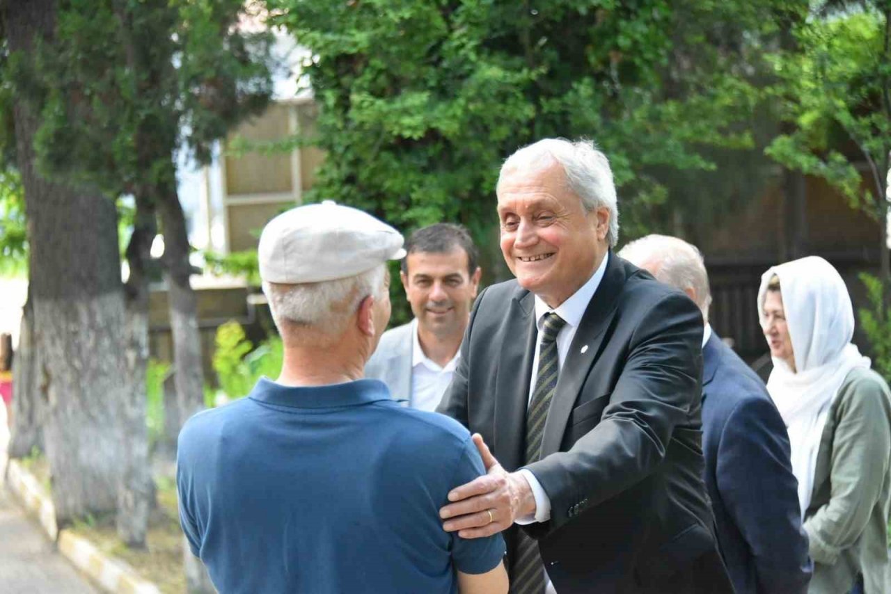 Başkan Bakkalcıoğlu mezarlık ziyaretine gelen vatandaşların bayramını kutladı