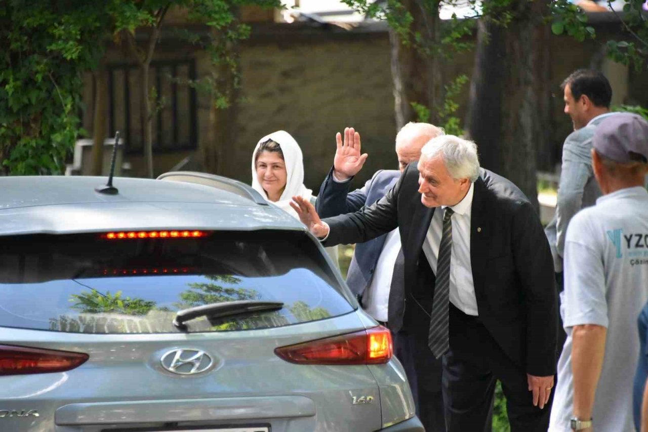 Başkan Bakkalcıoğlu mezarlık ziyaretine gelen vatandaşların bayramını kutladı