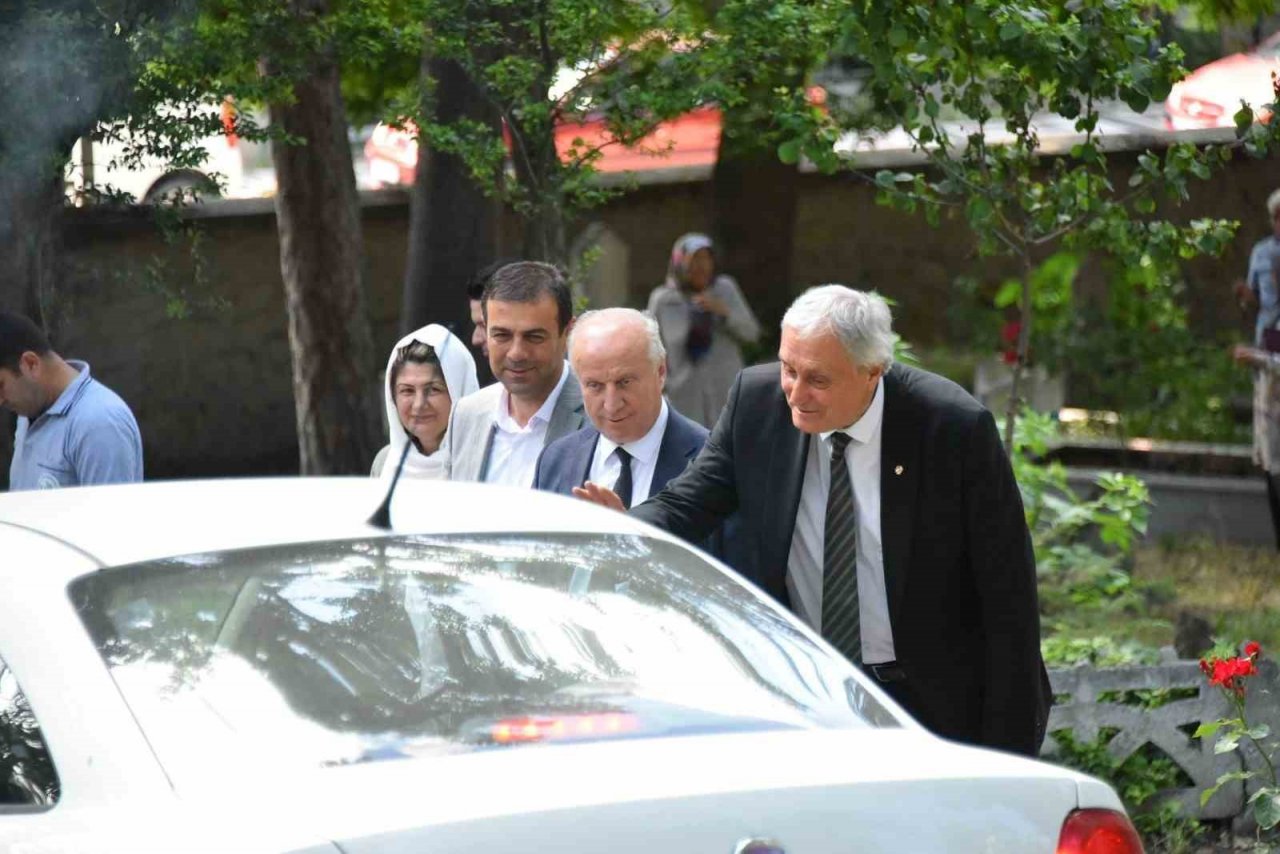 Başkan Bakkalcıoğlu mezarlık ziyaretine gelen vatandaşların bayramını kutladı
