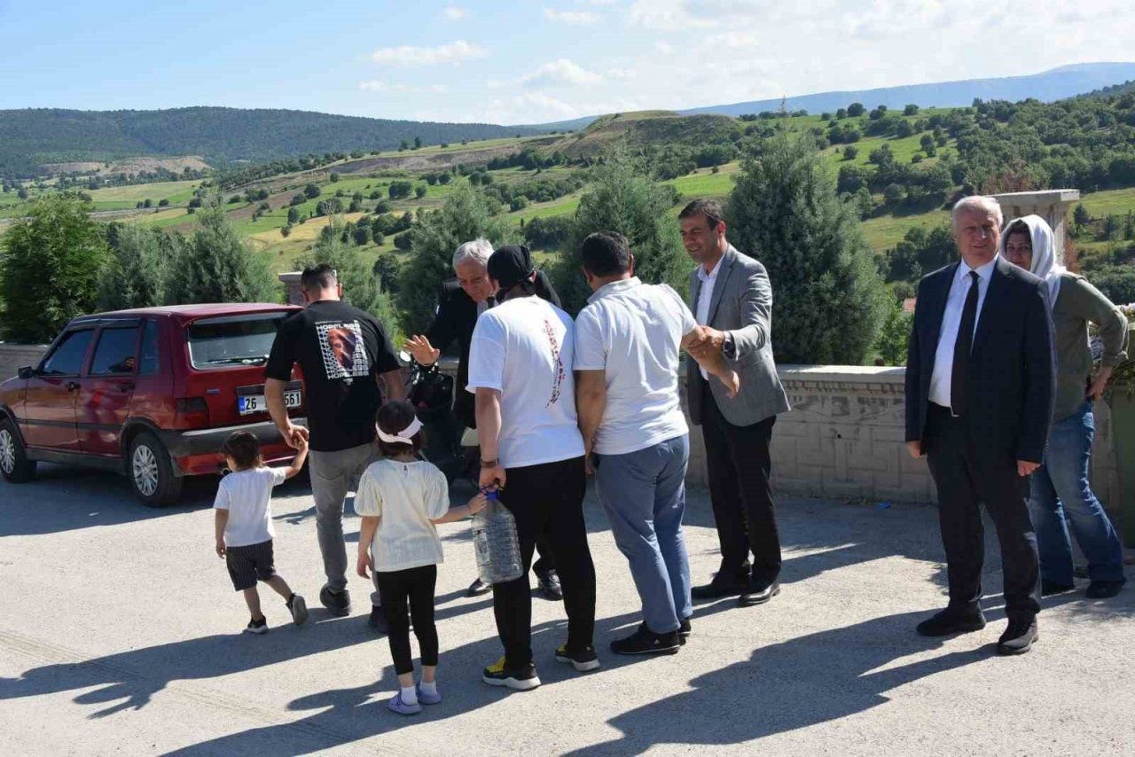 Başkan Bakkalcıoğlu mezarlık ziyaretine gelen vatandaşların bayramını kutladı