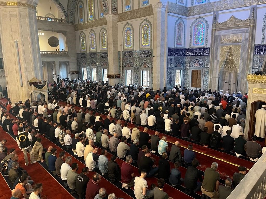 Başkentte vatandaşlar bayram namazı için camileri doldurdu