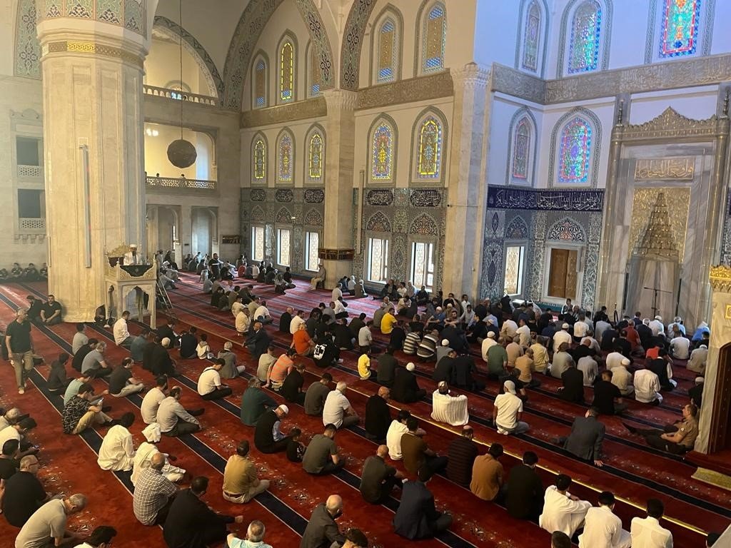 Başkentte vatandaşlar bayram namazı için camileri doldurdu