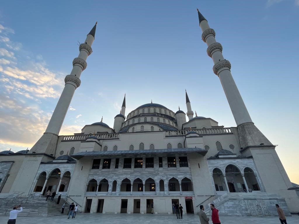 Başkentte vatandaşlar bayram namazı için camileri doldurdu