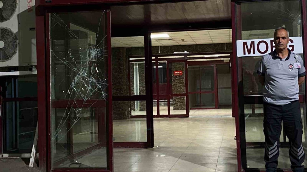 Hayatını kaybeden gencin yakınları hastane morgunun camlarını kırdı