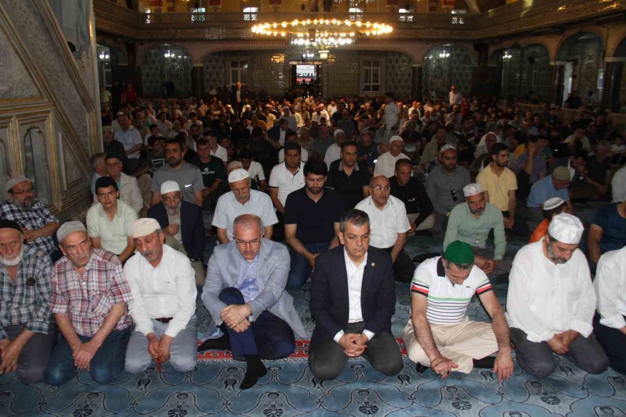 Elazığ’da vatandaşlar, bayram namazı için camilere akın etti