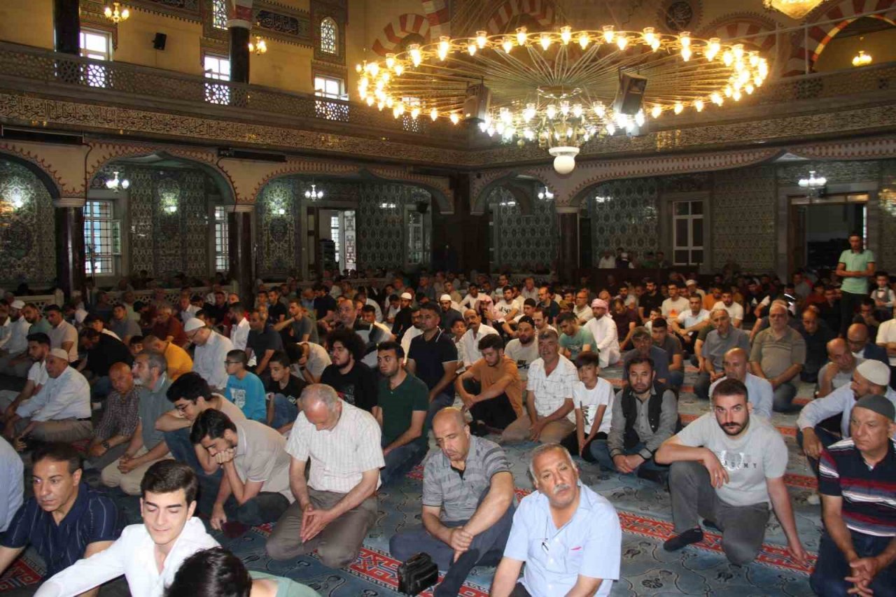 Elazığ’da vatandaşlar, bayram namazı için camilere akın etti