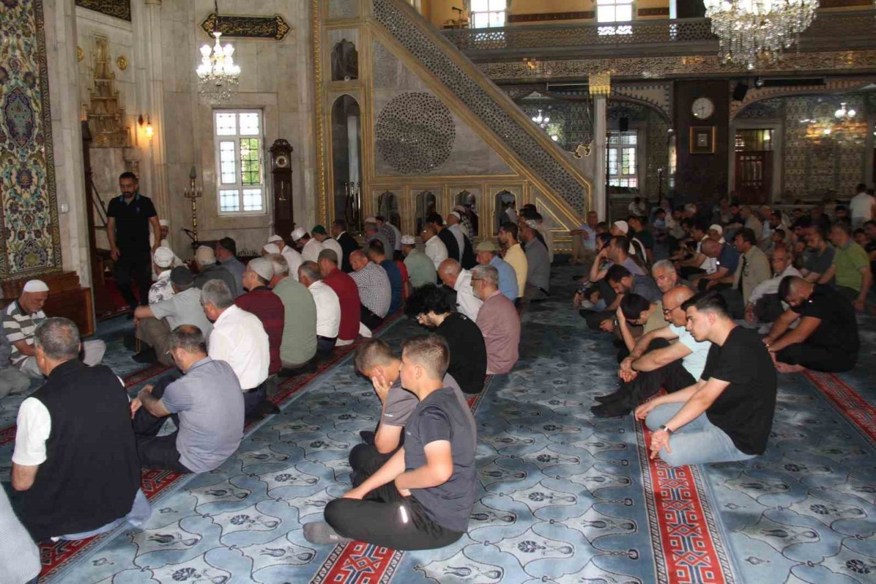 Elazığ’da vatandaşlar, bayram namazı için camilere akın etti