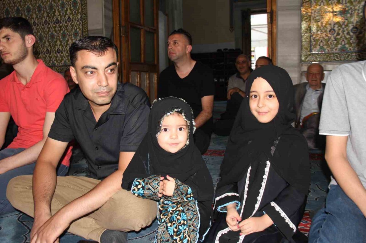 Elazığ’da vatandaşlar, bayram namazı için camilere akın etti