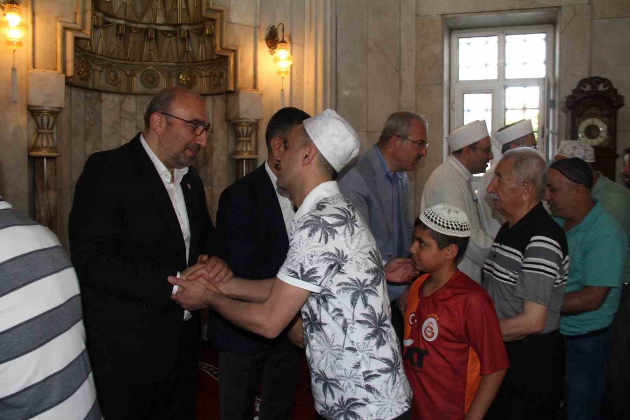 Elazığ’da vatandaşlar, bayram namazı için camilere akın etti