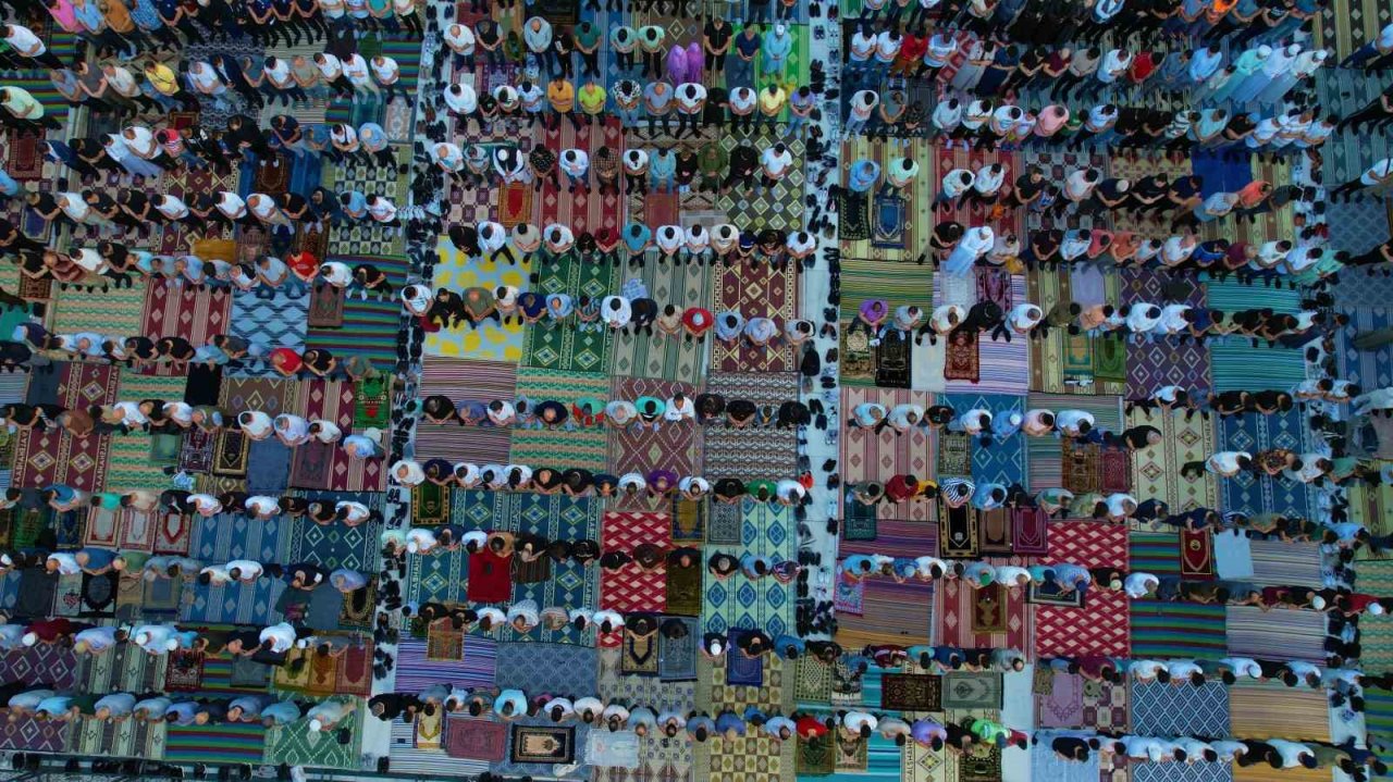 Eyüp Sultan Camisi’nde Bayram Namazı coşkusu: Binlerce kişi camiye akın etti