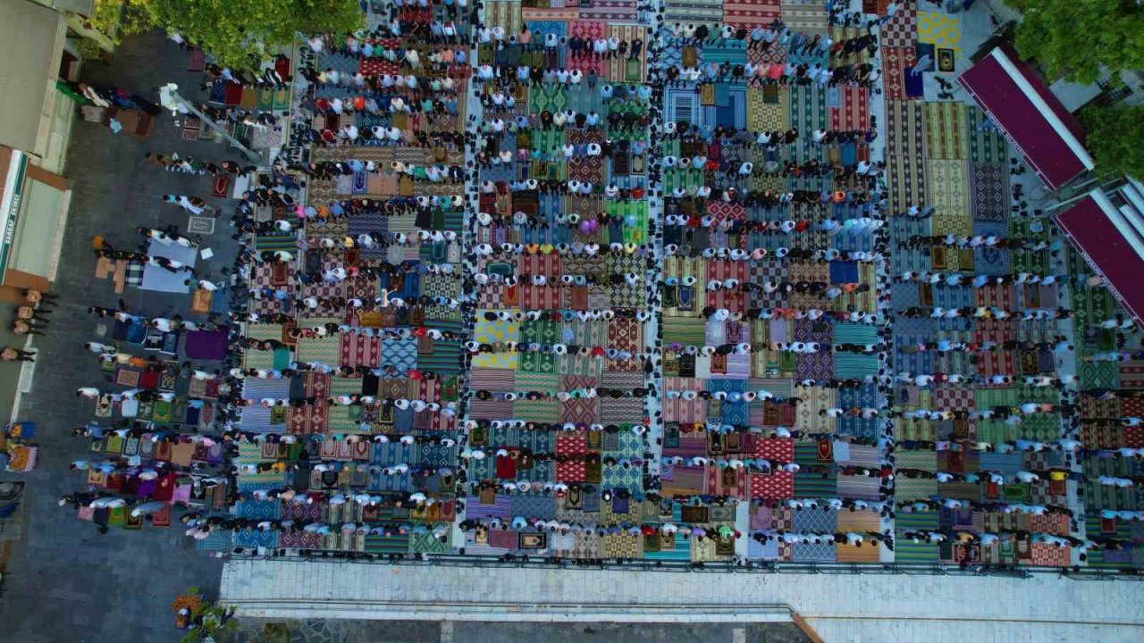 Eyüp Sultan Camisi’nde Bayram Namazı coşkusu: Binlerce kişi camiye akın etti