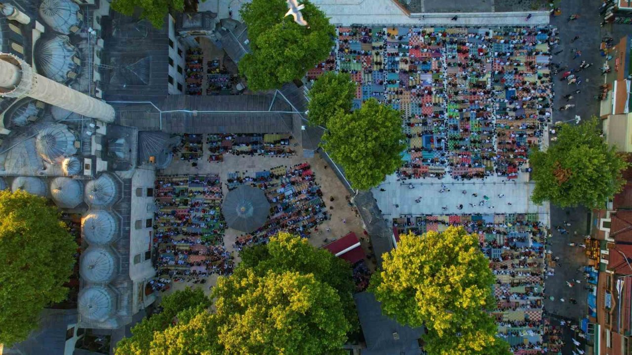 Eyüp Sultan Camisi’nde Bayram Namazı coşkusu: Binlerce kişi camiye akın etti