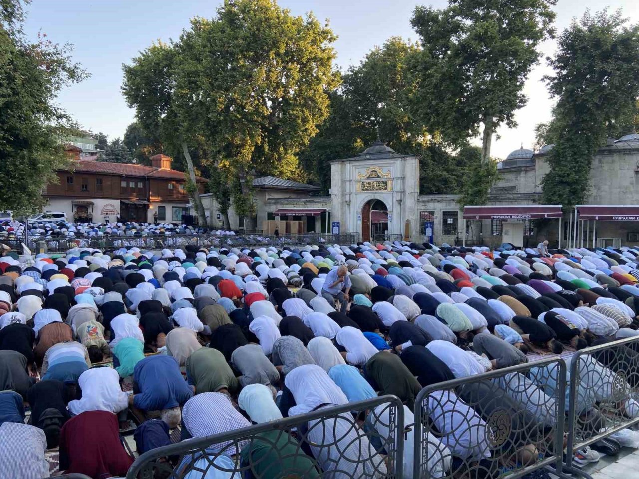 Eyüp Sultan Camisi’nde Bayram Namazı coşkusu: Binlerce kişi camiye akın etti