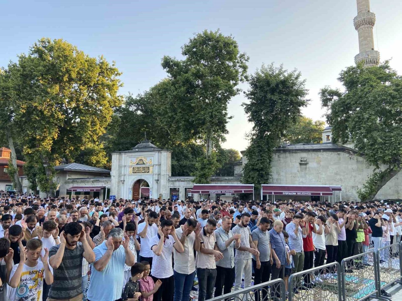 Eyüp Sultan Camisi’nde Bayram Namazı coşkusu: Binlerce kişi camiye akın etti