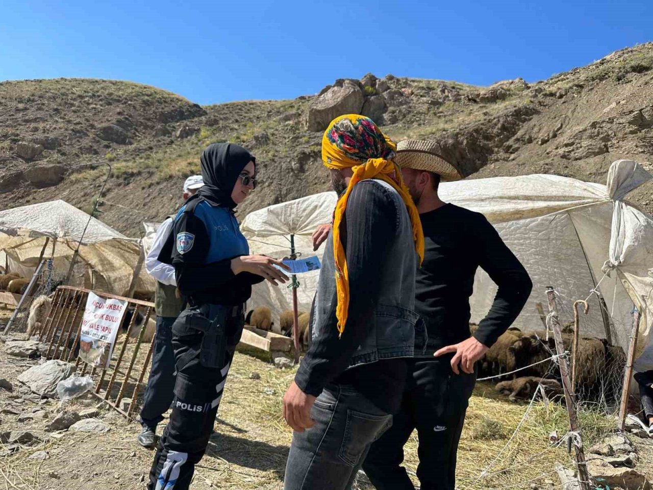 Hakkari polisi sahte para konusunda bilgilendirme yaptı