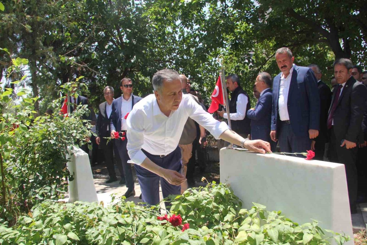 İçişleri Bakanı Ali Yerlikaya İslahiye’de depremzedelerle buluştu