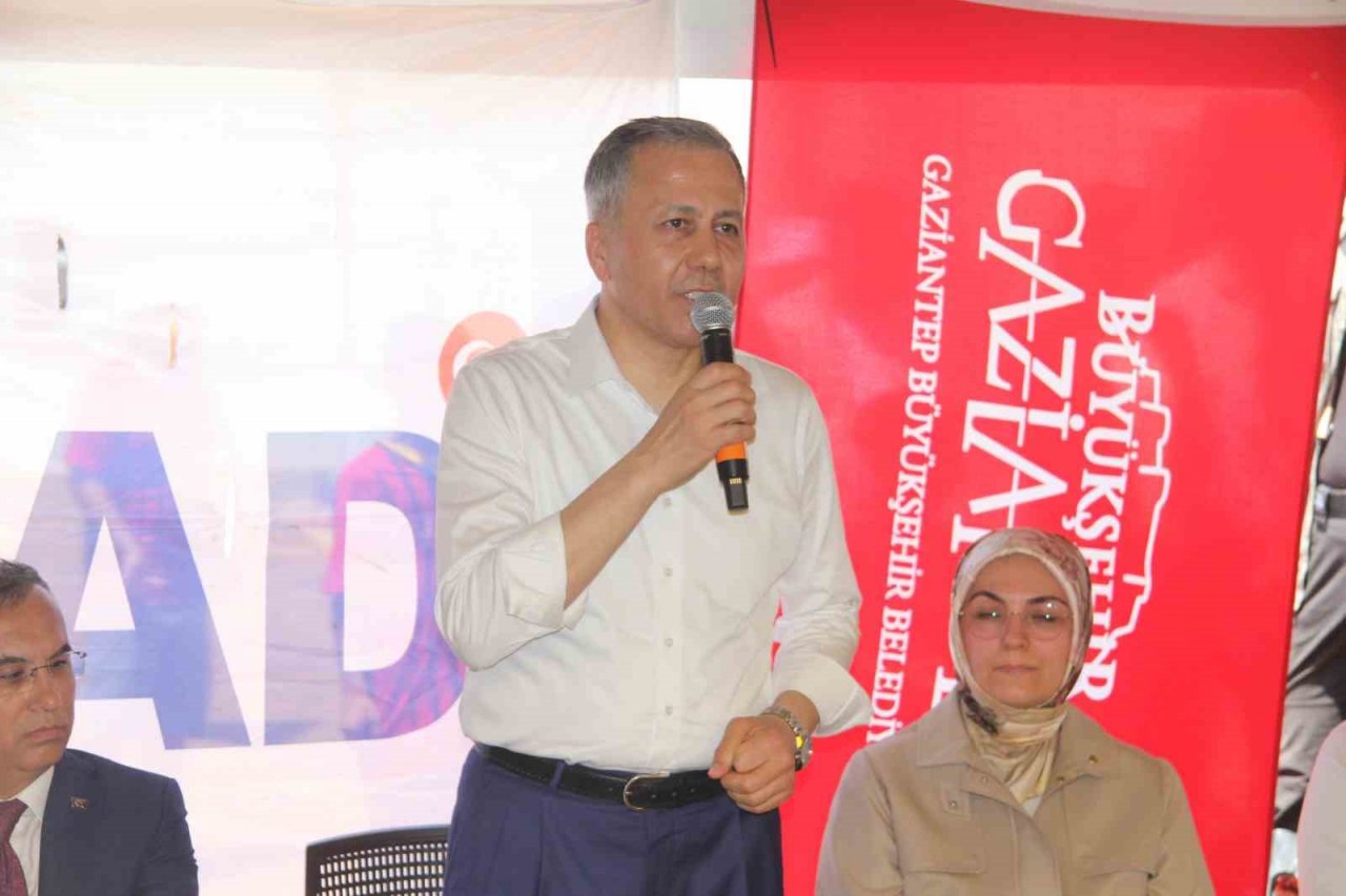 İçişleri Bakanı Ali Yerlikaya İslahiye’de depremzedelerle buluştu