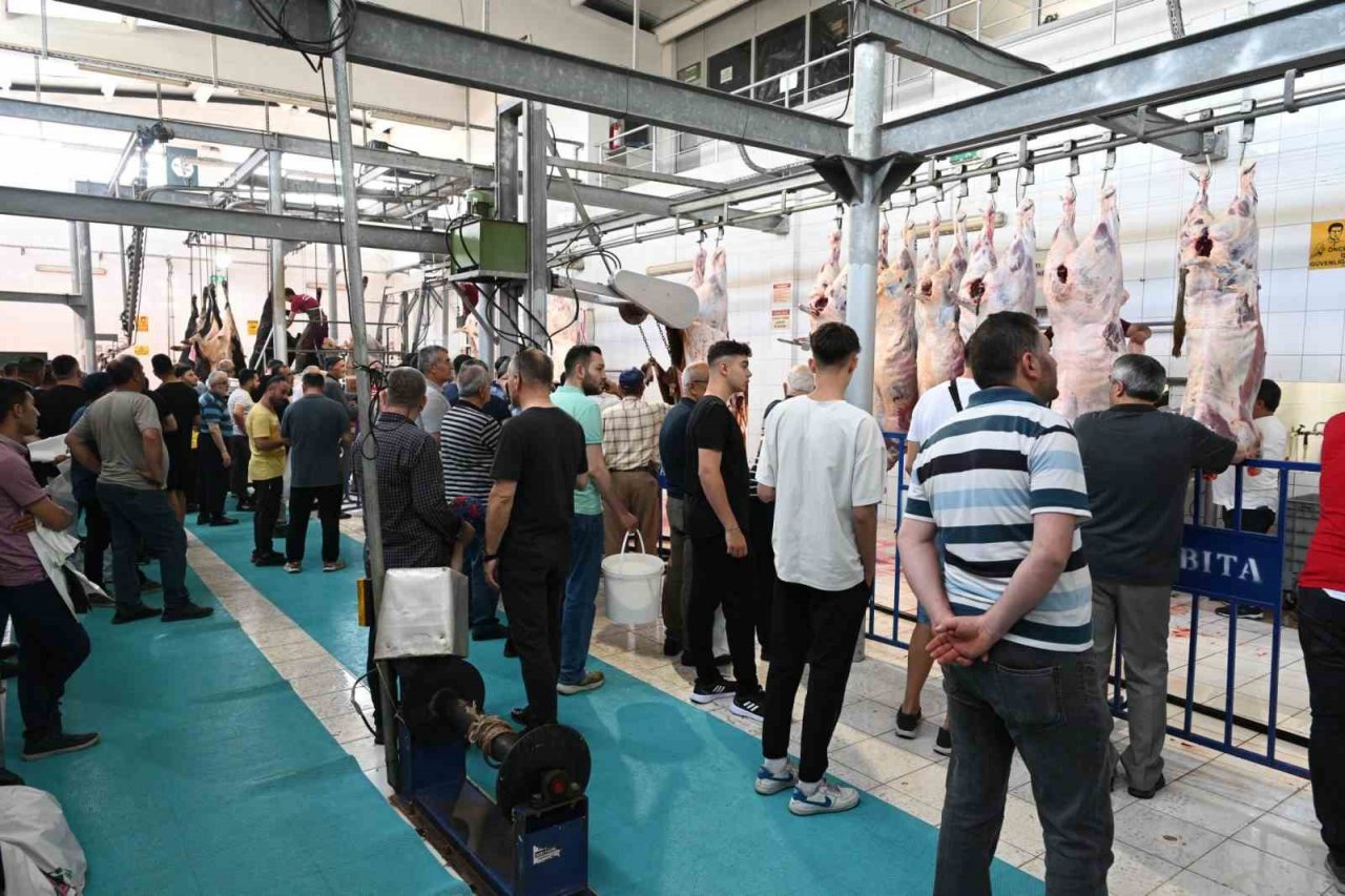 Isparta Belediyesi iki gün boyunca mezbahada 300 kurban kesimi yapacak