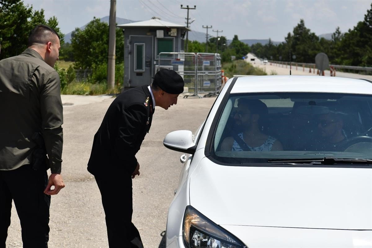 Vali Baruş, bayram nedeniyle yol kontrol noktalarını ziyaret etti