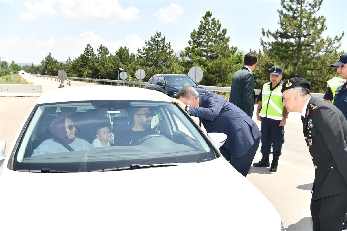 Vali Baruş, bayram nedeniyle yol kontrol noktalarını ziyaret etti