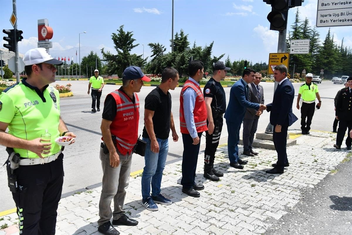 Vali Baruş, bayram nedeniyle yol kontrol noktalarını ziyaret etti