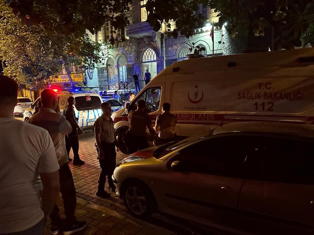 İzmir’de karakol önünde silahlı kavga: 1 ağır yaralı