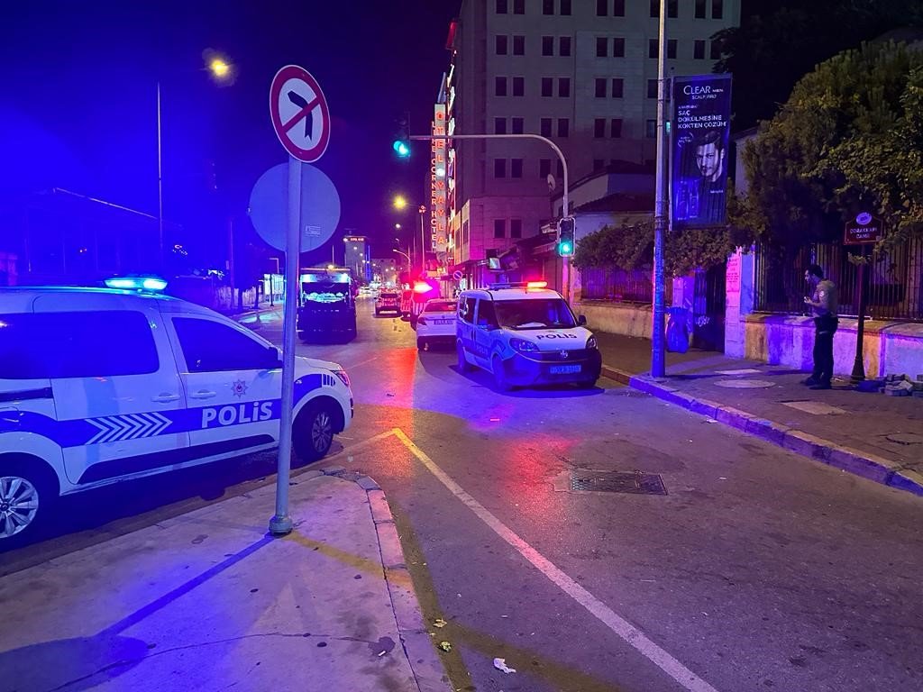 İzmir’de karakol önünde silahlı kavga: 1 ağır yaralı