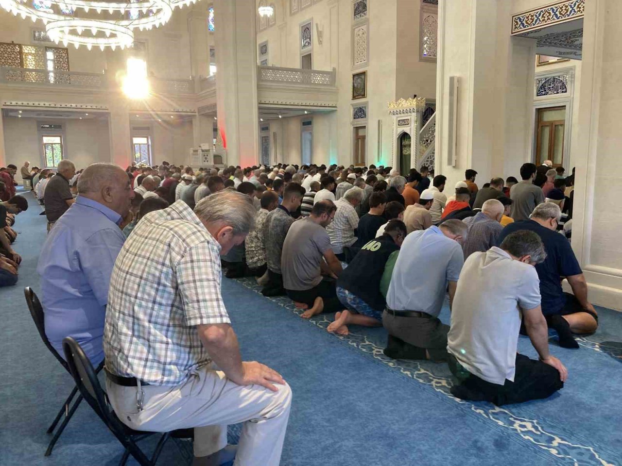 İzmirliler bayram namazı için camilere akın etti