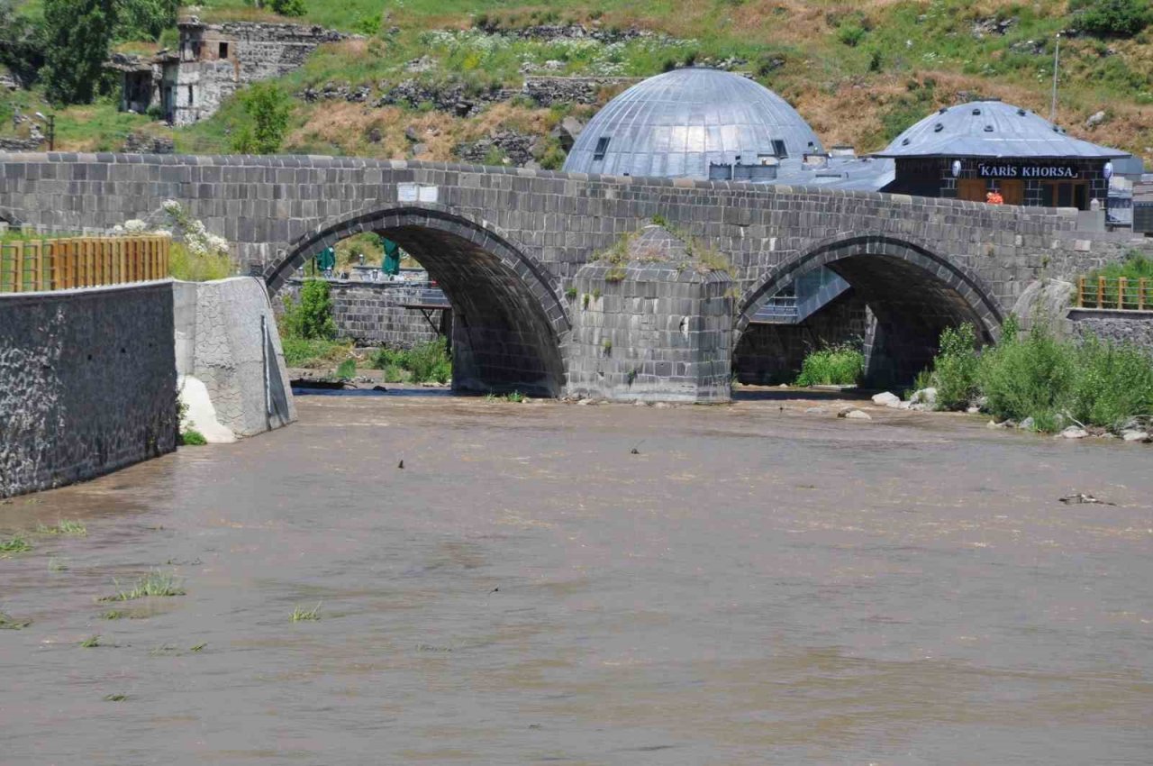 Kars Çayı’nın rengi değişti