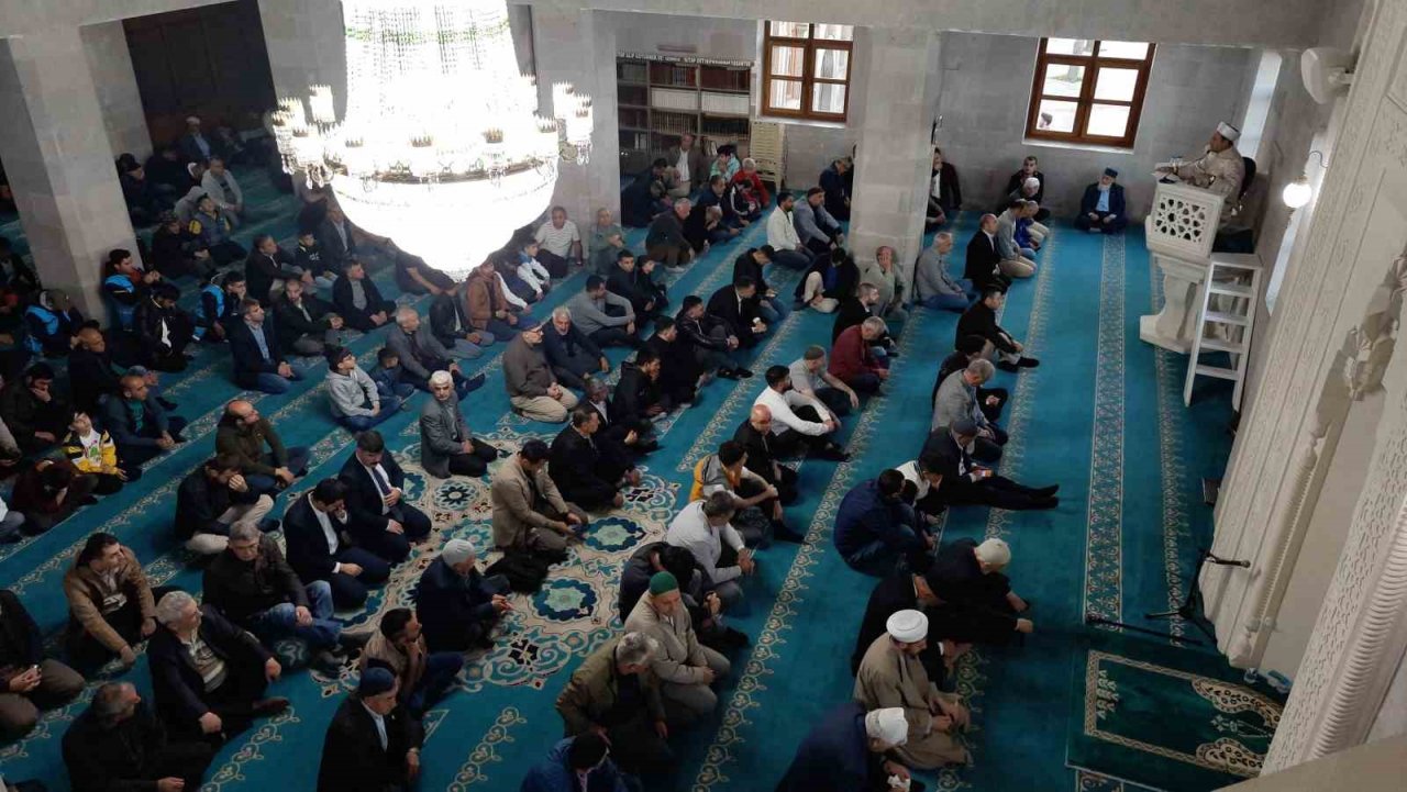 Kars’ta bayram namazında camiler doldu taştı