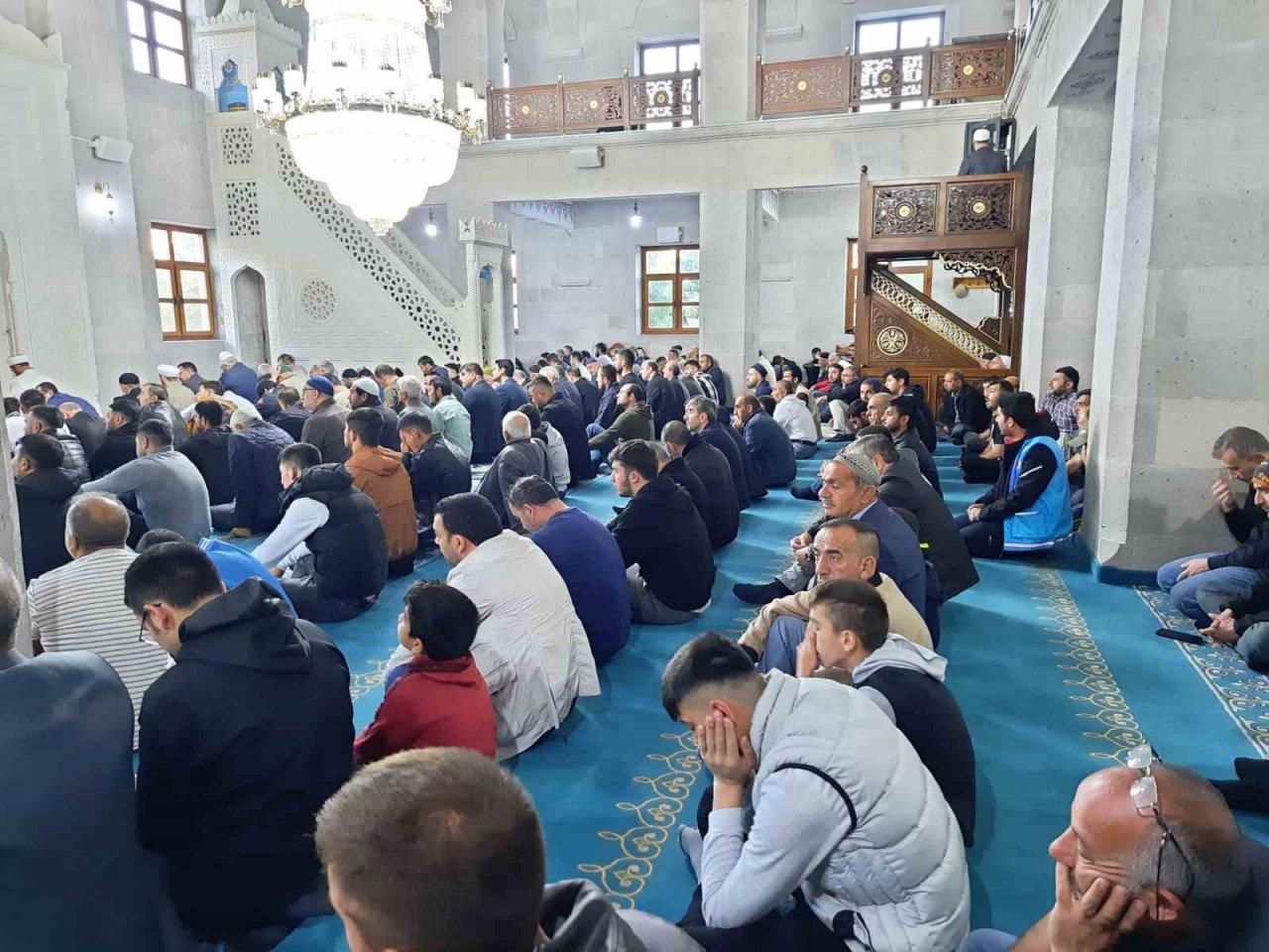 Kars’ta bayram namazında camiler doldu taştı