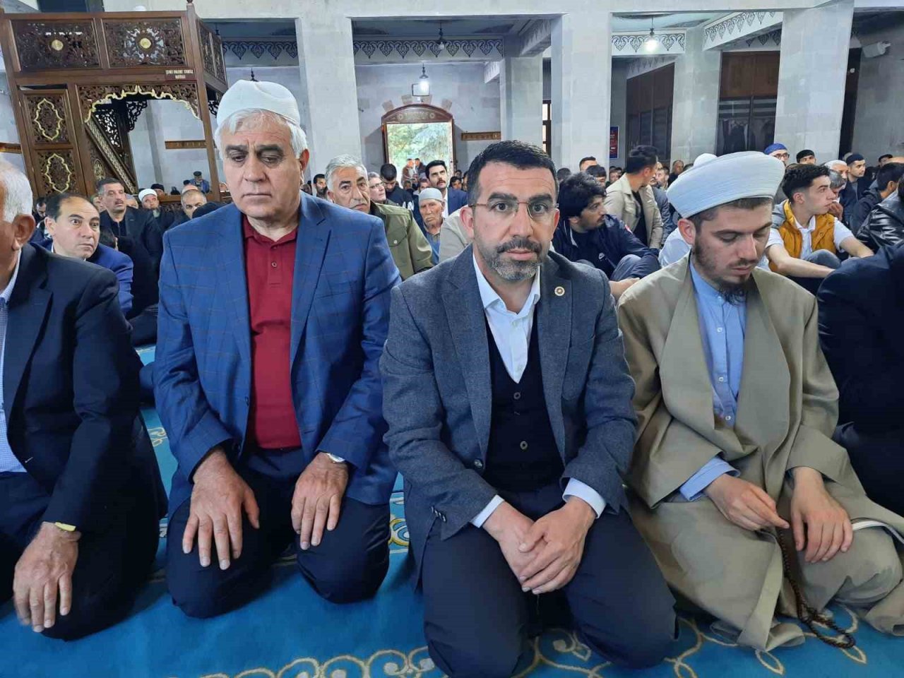 Kars’ta bayram namazında camiler doldu taştı