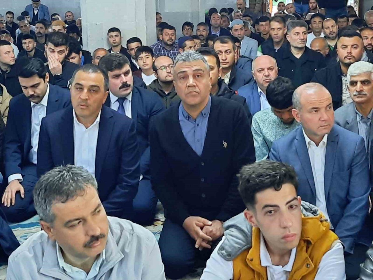 Kars’ta bayram namazında camiler doldu taştı